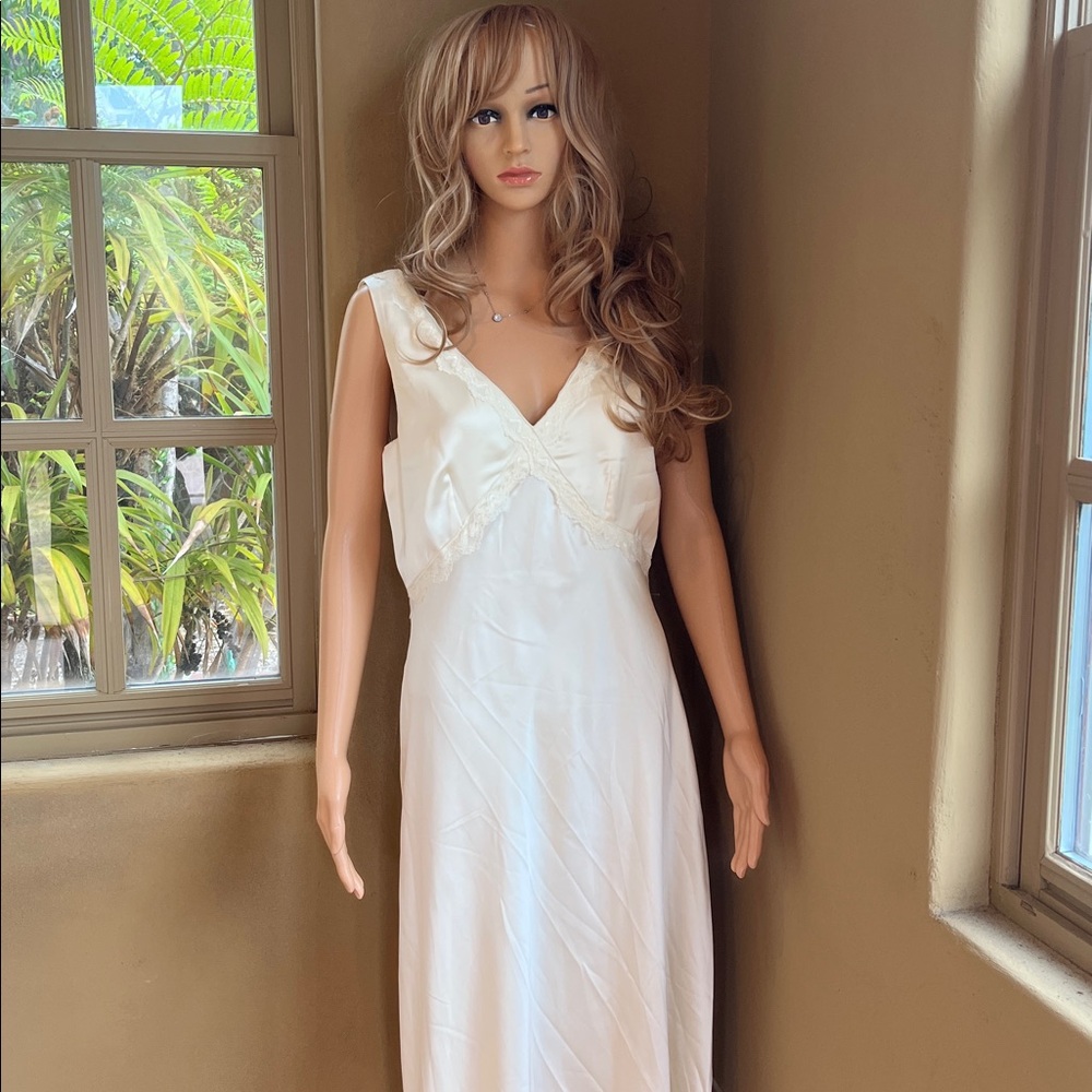 Satin and lace sleeveless gown - Picture 7 of 9